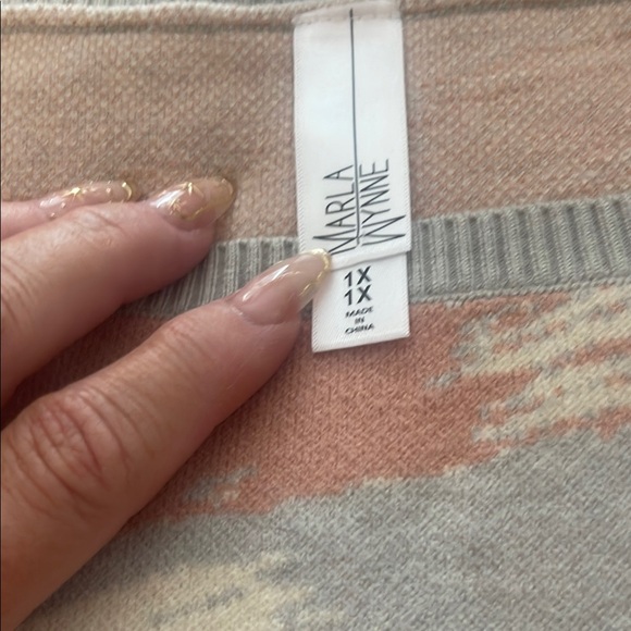 Abstract Pattern Sweater - Picture 2 of 3